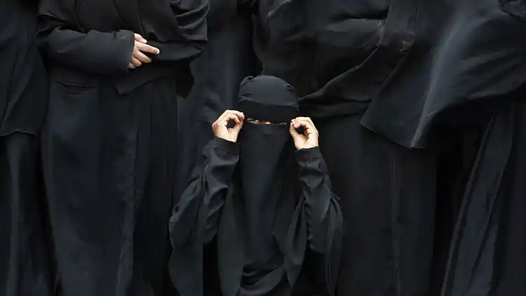 "El mordedor", el instrumento que usa el EI para castigar a mujeres