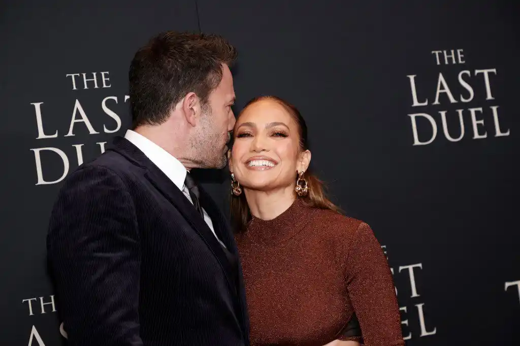 Ben Affleck derrochó buen humor en español a su llegada a premier con JLo