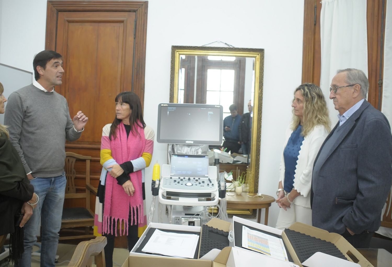 El diputado Rogelio Iparraguirre y el intendente Miguel Lunghi, durante la charla disparada en la entrega del ecógrafo para el Hospital.