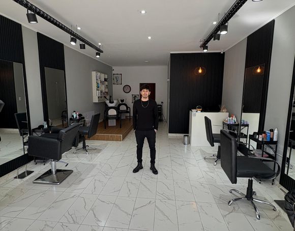 “Me gusta mucho trabajar sobre la estética”, Mariano Lustau en el Día del Peluquero