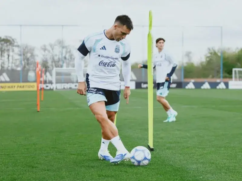 Lautaro Martínez entrenado con la Scaloneta en el predio de Ezeiza. Foto:AFA