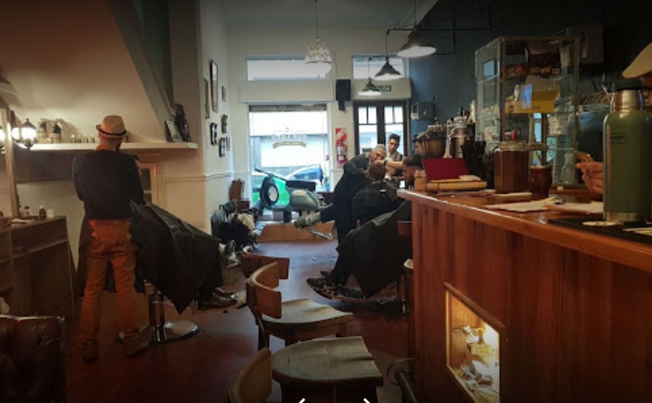 Delincuentes asaltaron a clientes y empleados de una barbería