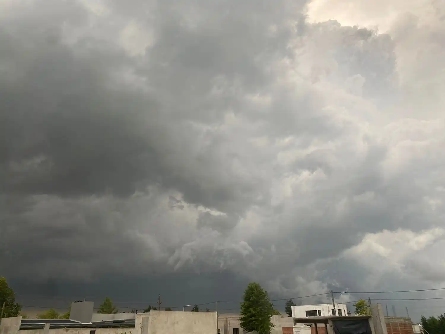 Rige alerta por altas temperaturas y por tormentas en la noche