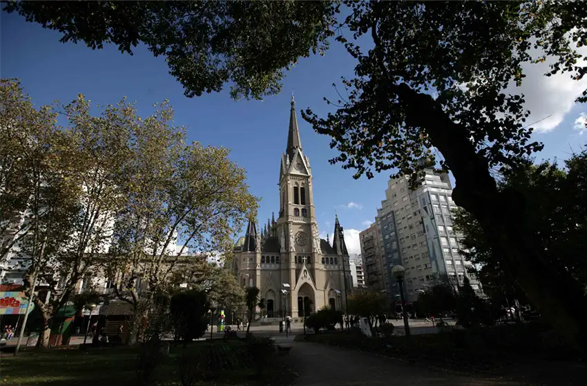 La Catedral de los Santos Pedros y Cecilia fue el edificio elegido para representar a la ciudad.