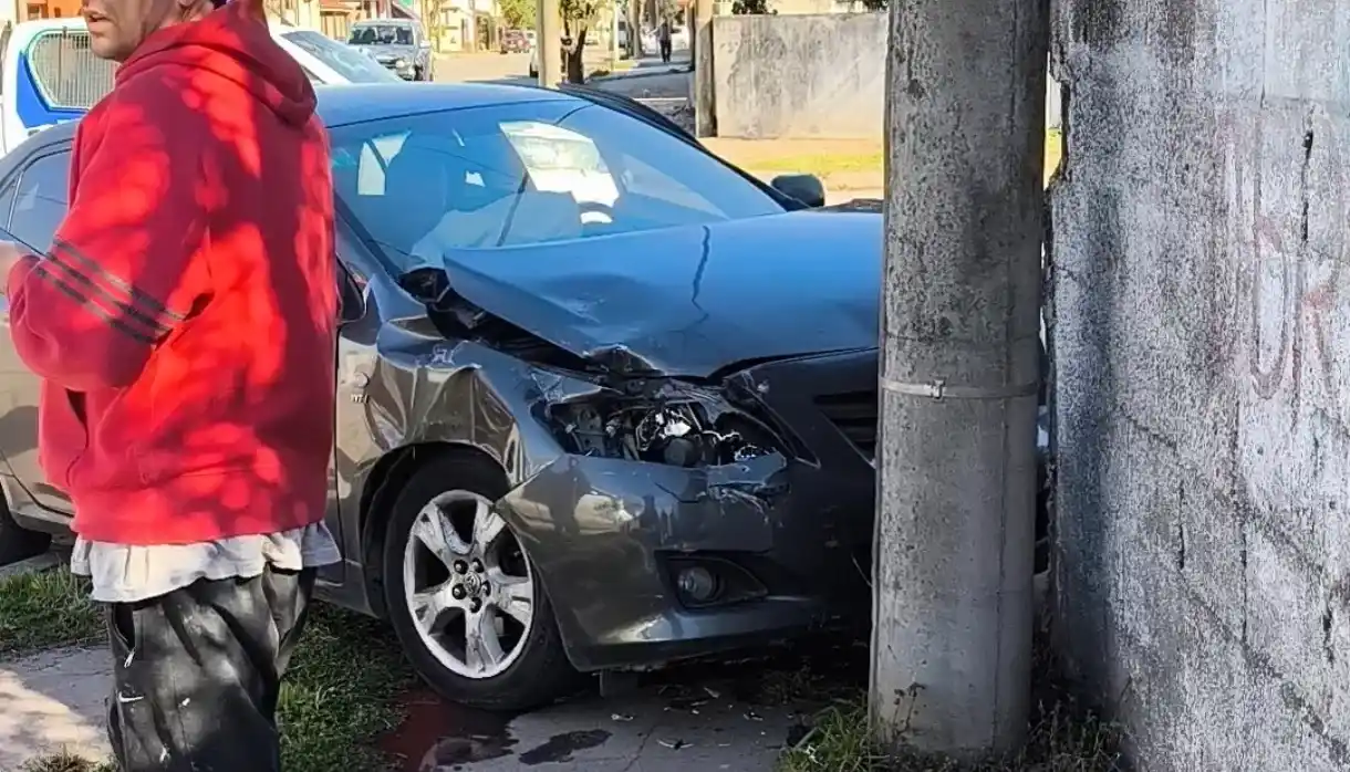 Fuerte choque en 67 y 44 entre una camioneta y un auto