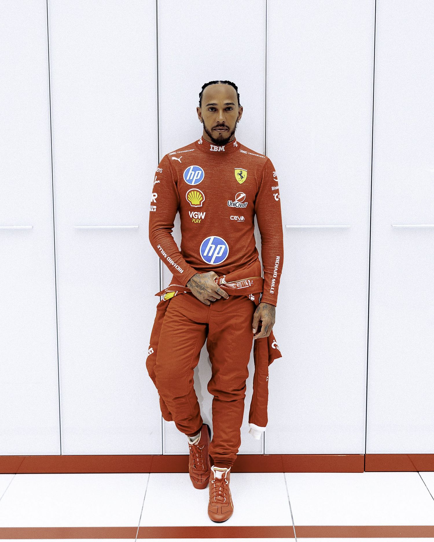 Hamilton ya viste de rojo.