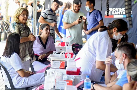 Llegaron vacunas bivalentes contra el covid a Rosario y la provincia: cuándo empiezan a aplicarse y quiénes pueden hacerlo