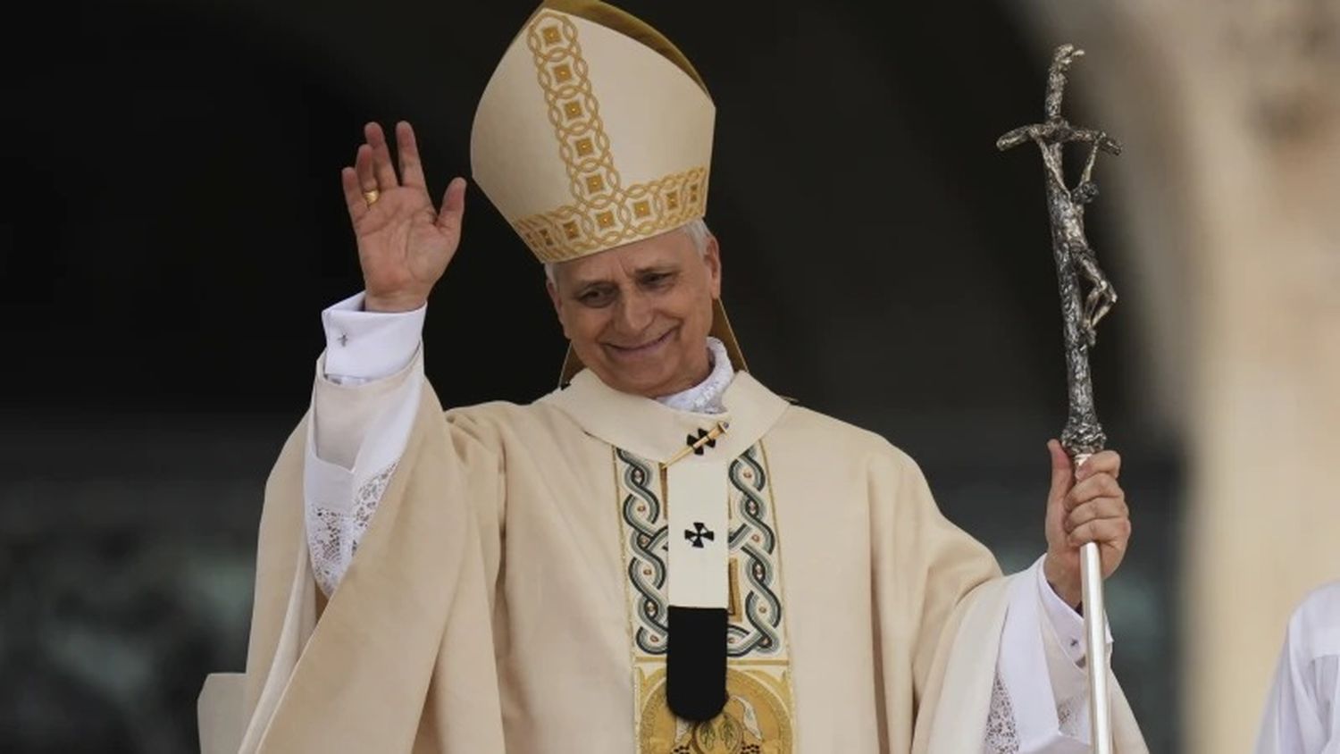 Emocionado, recibió los símbolos del papado: el palio y el anillo del pescador.  (AP Photo/Alessandra Tarantino)
