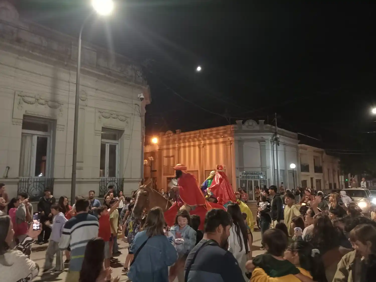 Villaguay revivió la magia de los Reyes de Medianoche con una cabalgata solidaria