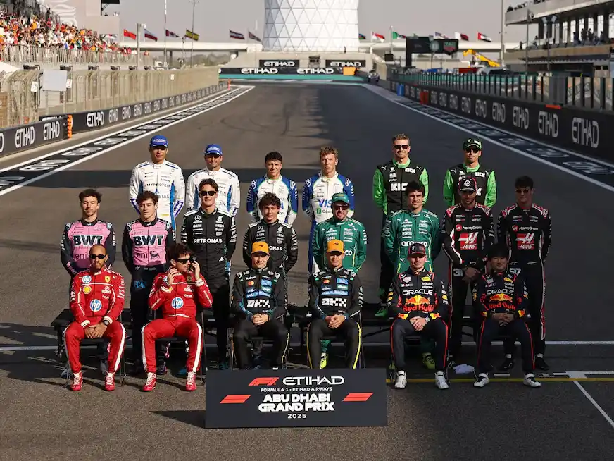 Como ya es un clásico en cada final de temporada, los 20 pilotos de la grilla se juntaron en la recta principal del circuito de Abu Dhabi para tomarse la foto final del año.