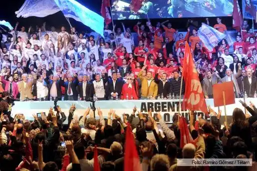 El kirchnerismo realizó acto en el Luna Park para apoyar a Cristina con la consigna "Patria o Buitres"