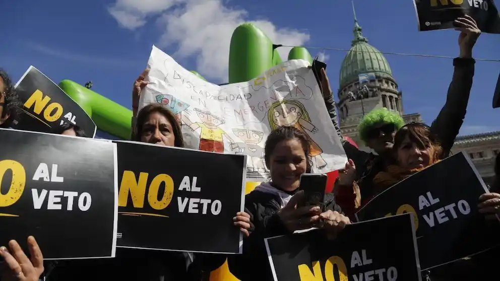 Tras los reclamos, promulgaron la Ley de Emergencia en Discapacidad tras el rechazo al veto en el Congreso, pero postergaron su aplicación (Fotografía: NA)