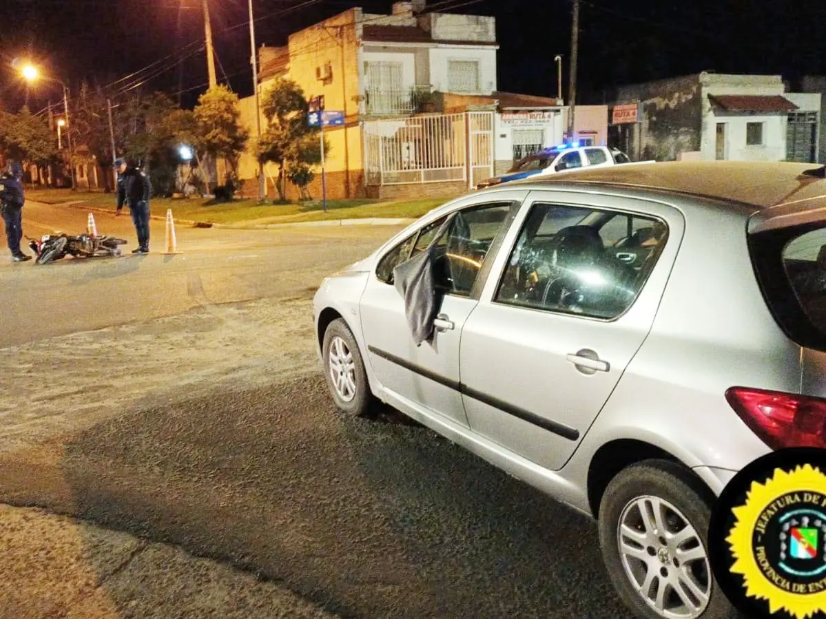 Choque entre un automóvil y una motocicleta dejó a una mujer hospitalizada