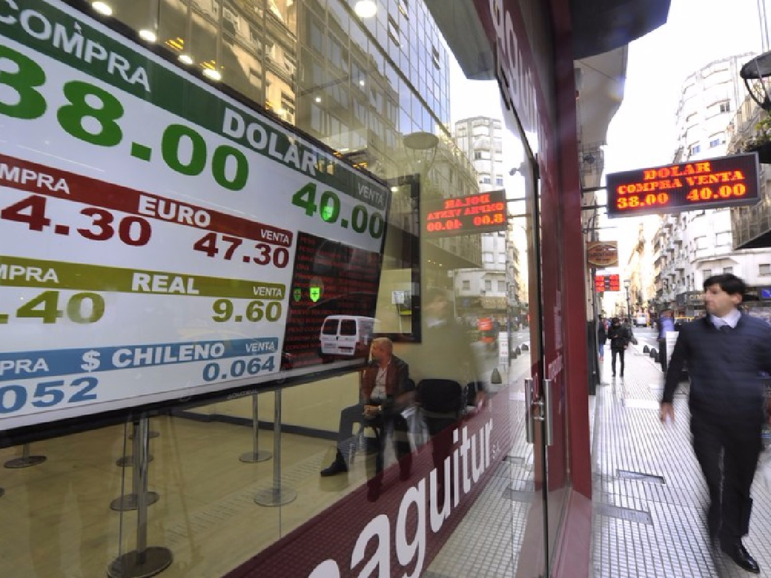 El dólar retrocedió por segundo día consecutivo y cerró a $38,31 