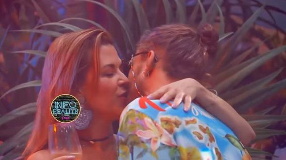 Alicia Machado se besa con compañero de reality (Video)