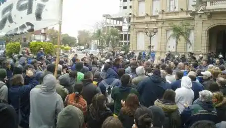 Paro de municipales en Campana por aumento salarial