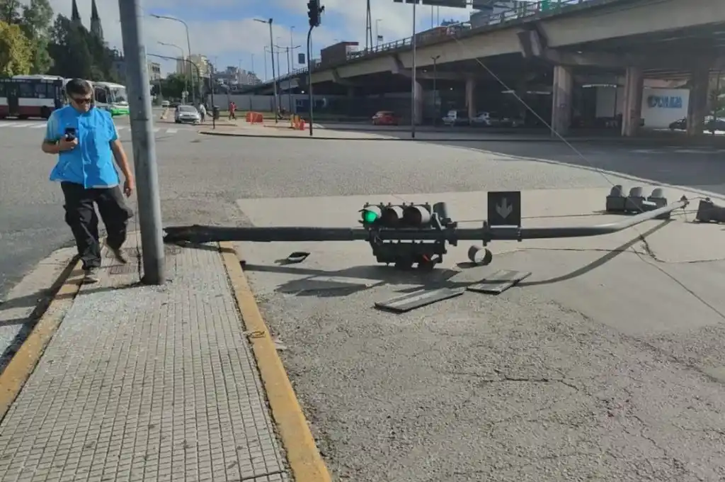 El incidente fue capturado por una cámara de seguridad.