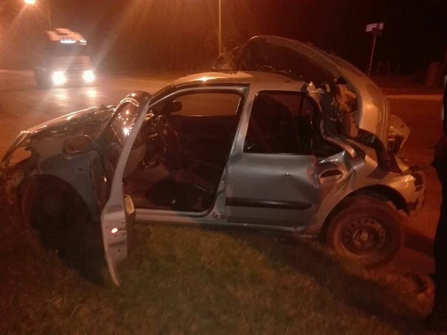 Acceso Sur: Un auto chocó un camión y quedó destruido