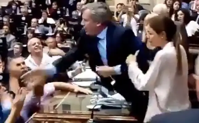 Monzó y Moreau casi terminan a las piñas en medio del debate