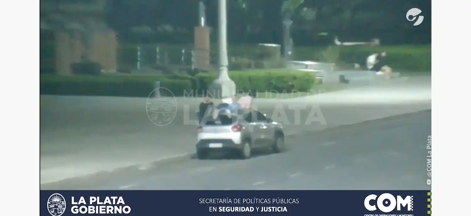 Viajaron más de seis cuadras por el centro de La Plata colgados del techo de un auto