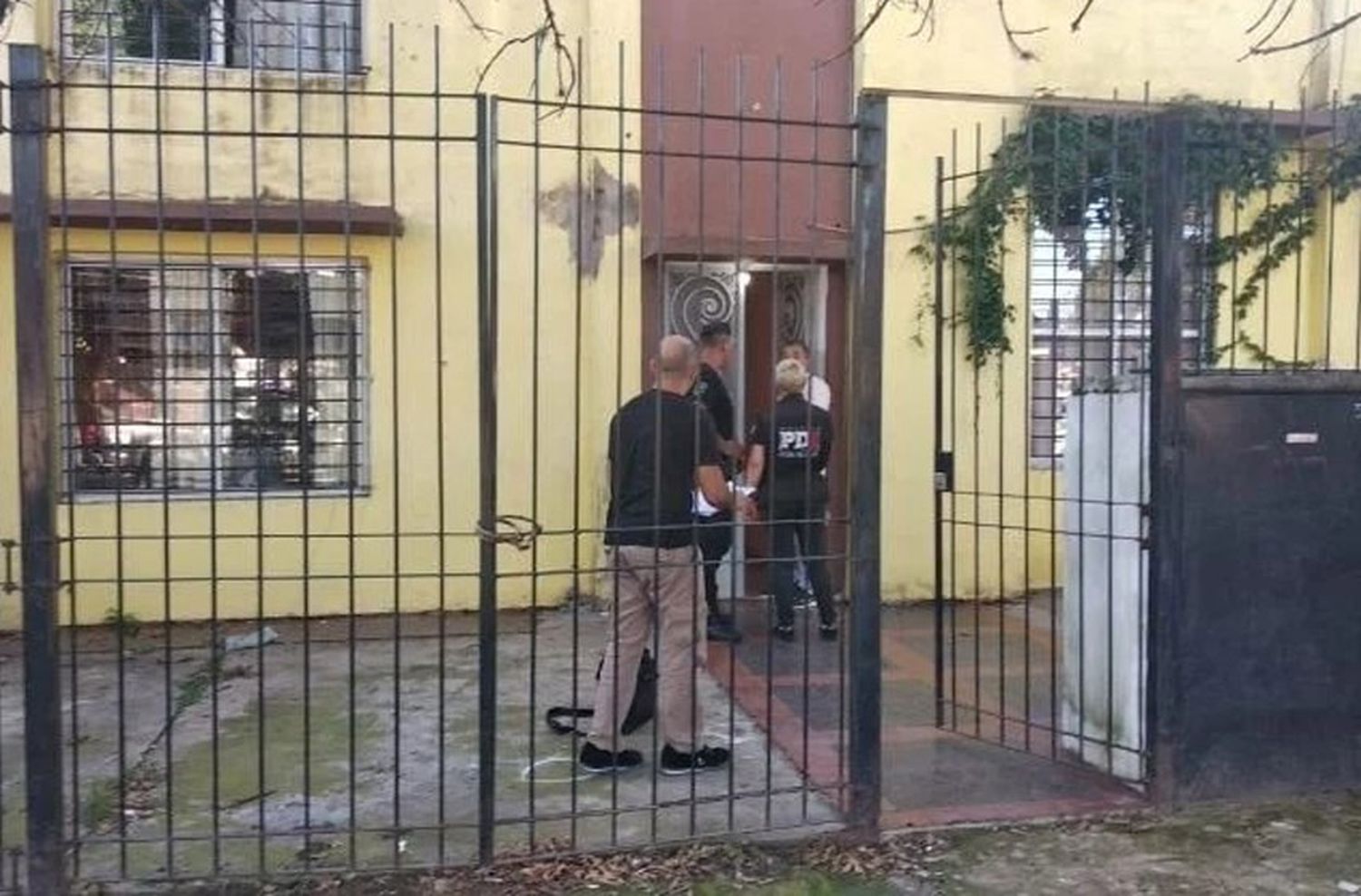 Balearon una pensión y los agresores dejaron un cartel: «Llamame»