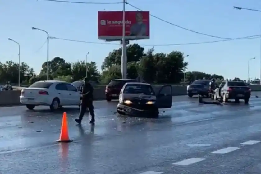 Serie de choques casi al mismo tiempo generó caos en Circunvalación y Pellegrini