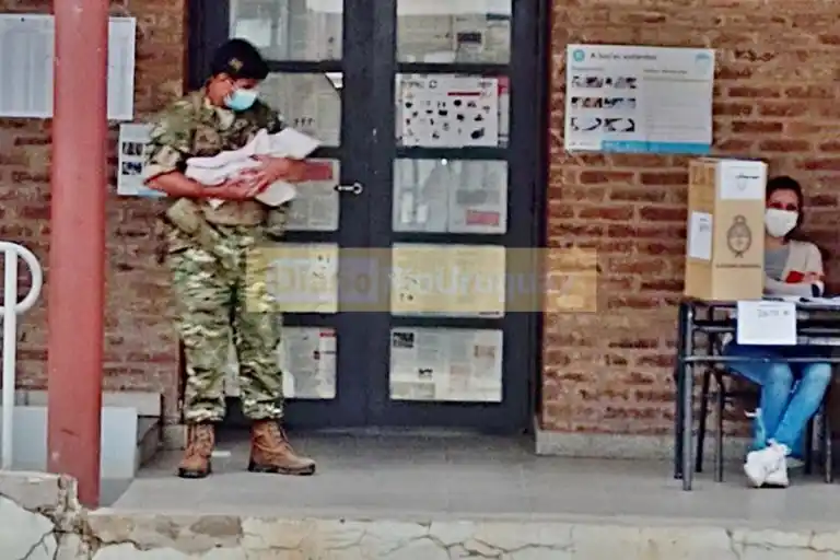 Sargento tuvo en brazos a un bebé para que una mamá entrerriana pueda votar