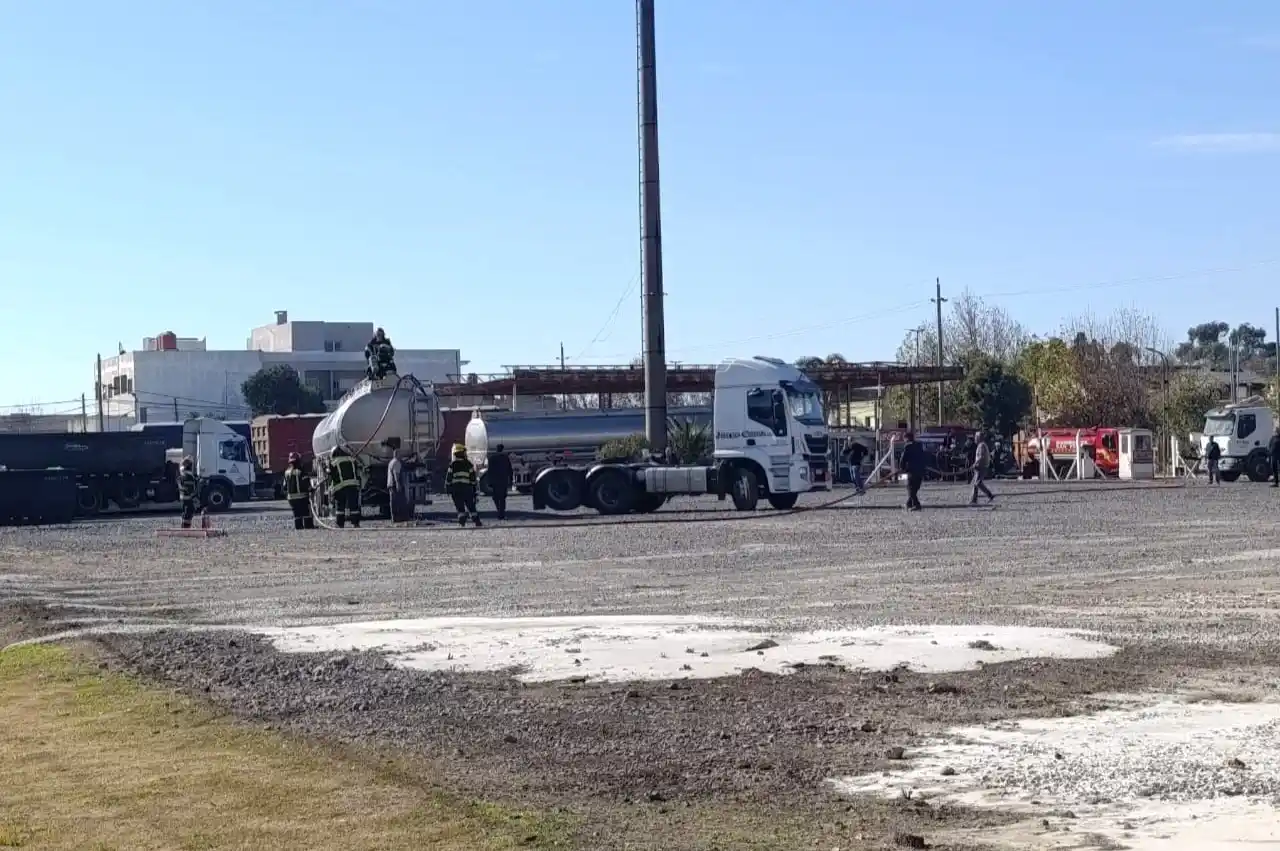 Dos dotaciones de bomberos trabajaron para sofocar el incendio.
