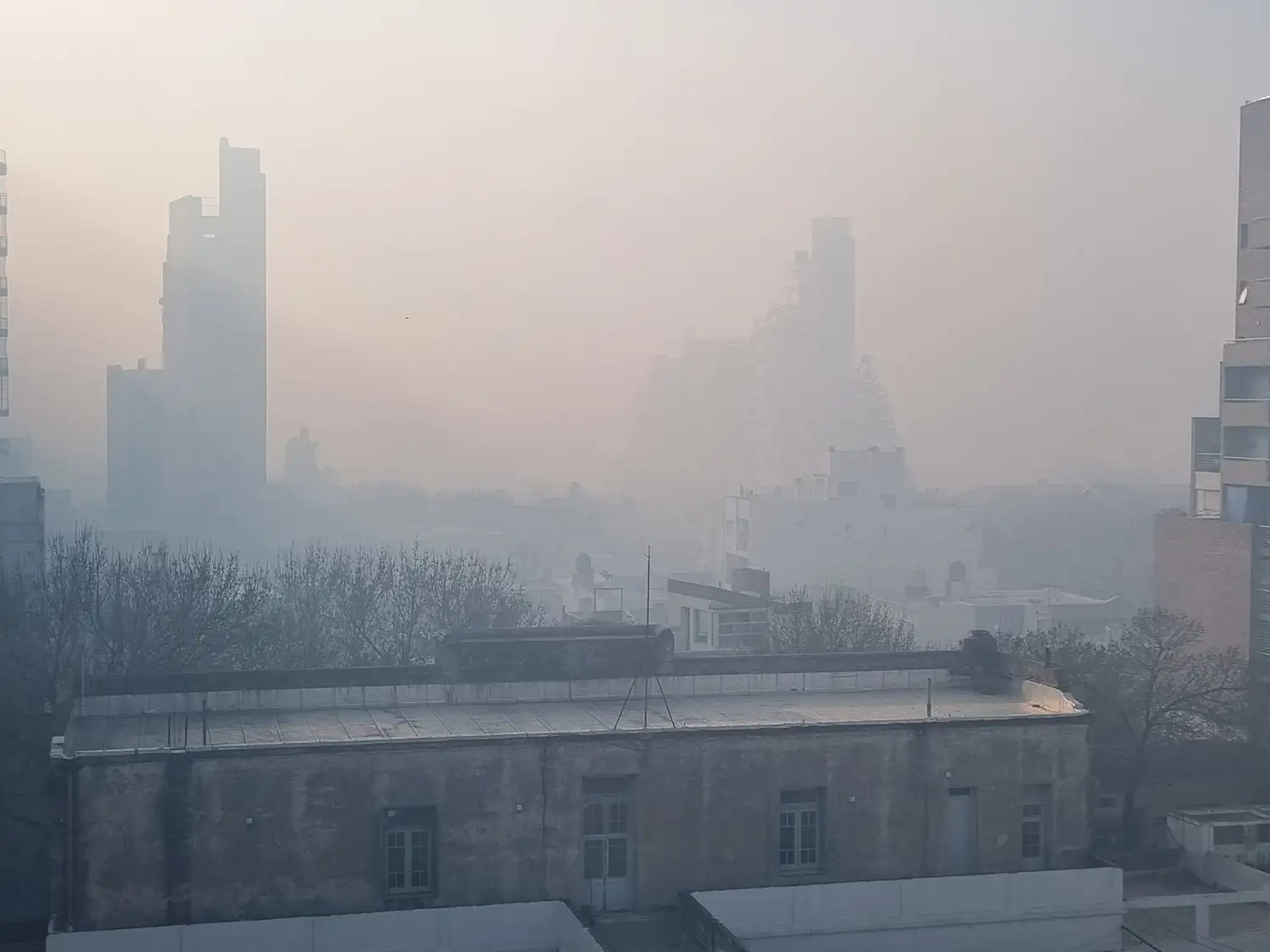 Rosario amaneció cubierta  por humo y relevan una calidad de aire “muy deficiente”
