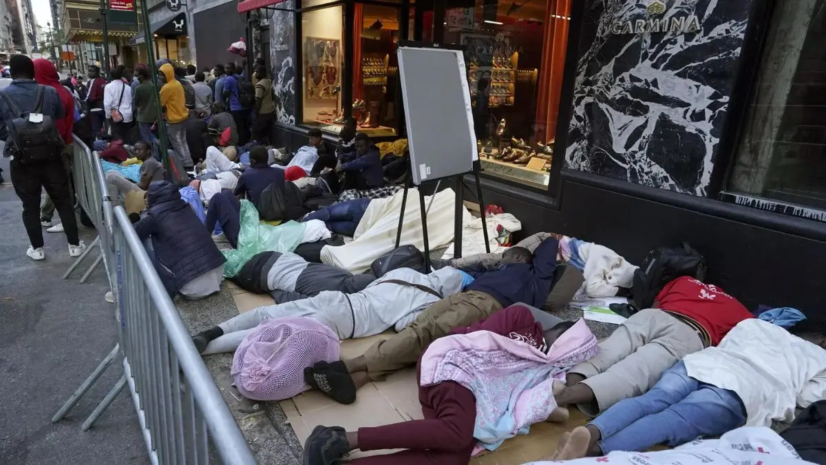 ¡NO CABE UN ALMA! Nueva York rumbo a batir récord de migrantes, casi 100 mil han llegado a la ciudad (Videos)