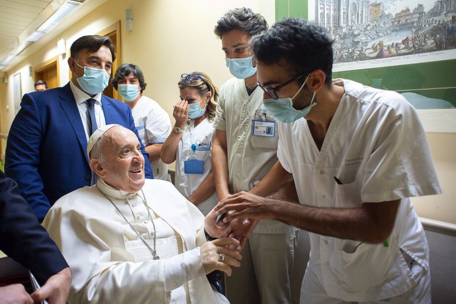 El papa Francisco salió del hospital y continuará su recuperación en el Vaticano