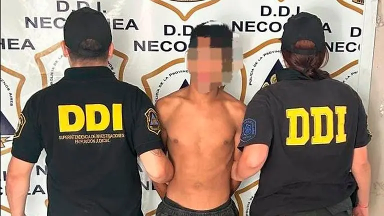 En un procedimiento policial, se apresó al acusado de cometer el crimen