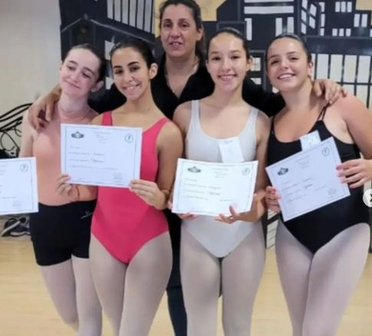 La coordinadora Gabriela Passarello junto a un grupo de bailarinas.