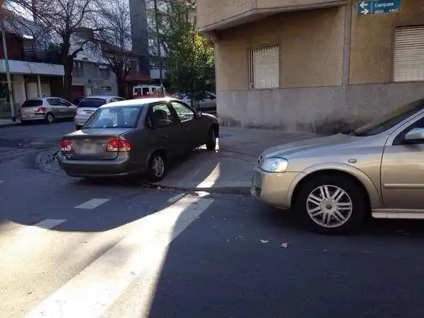 En la mira: otra página de Facebook que denuncia a los que estacionan mal