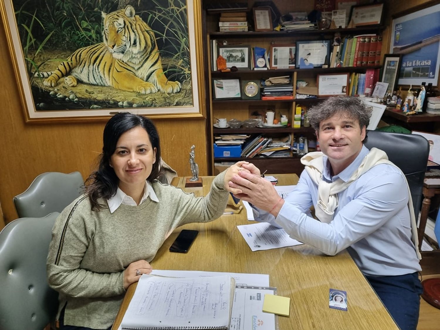 La concejal Gisela Reinoso en el despacho junto a Abel Natalio Lattanzi.