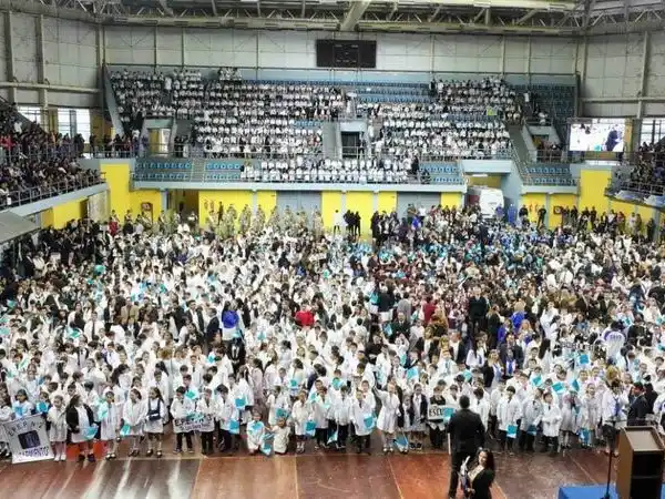 Insfrán tomó la promesa de lealtad a la Bandera
Provincial a estudiantes del cuarto grado