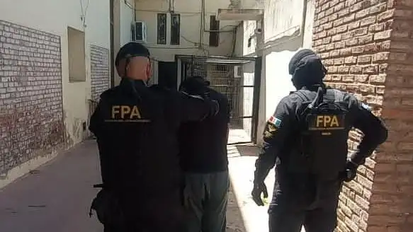 El detenido era trasladado a sede policial.