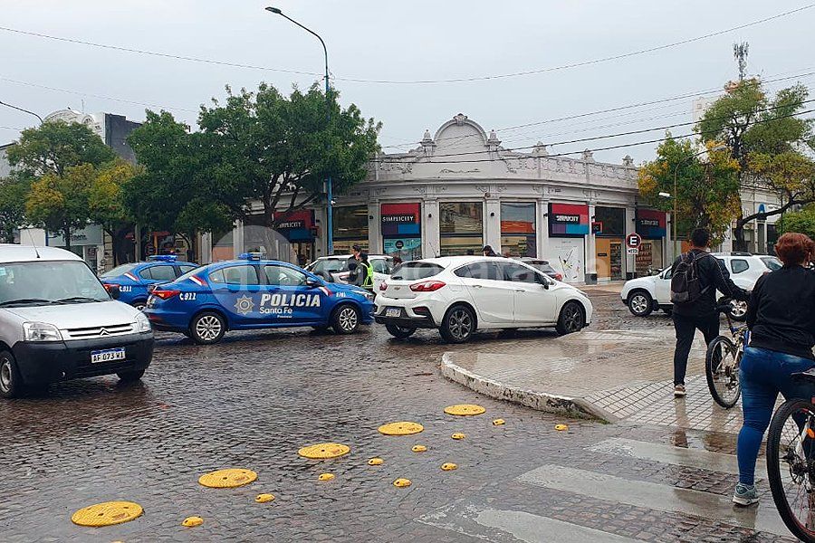 Caos en el centro por un accidente entre dos automóviles