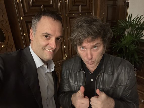 Adorni culpó a "la decadencia y el pasado" por el rechazo al DNU