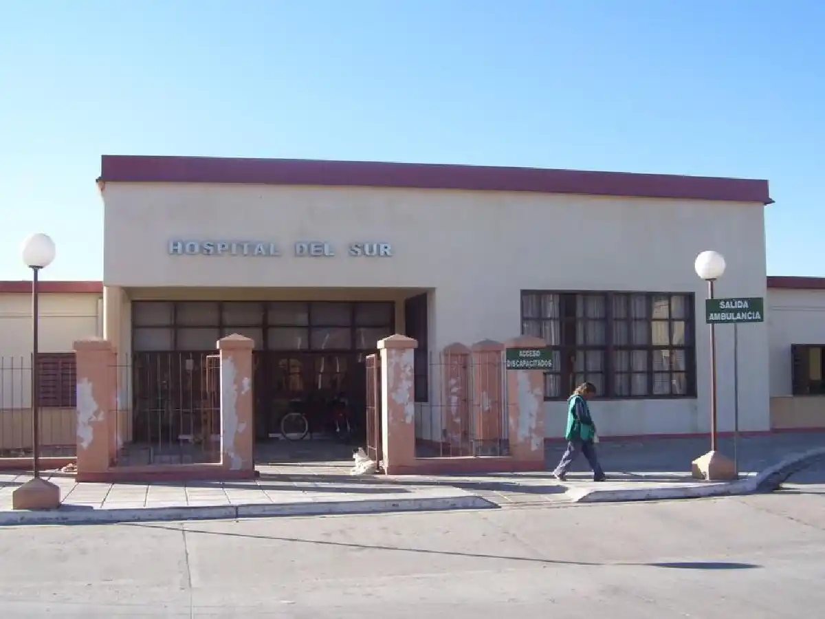 Un hombre con covid fue caminando al hospital y murió en la puerta 