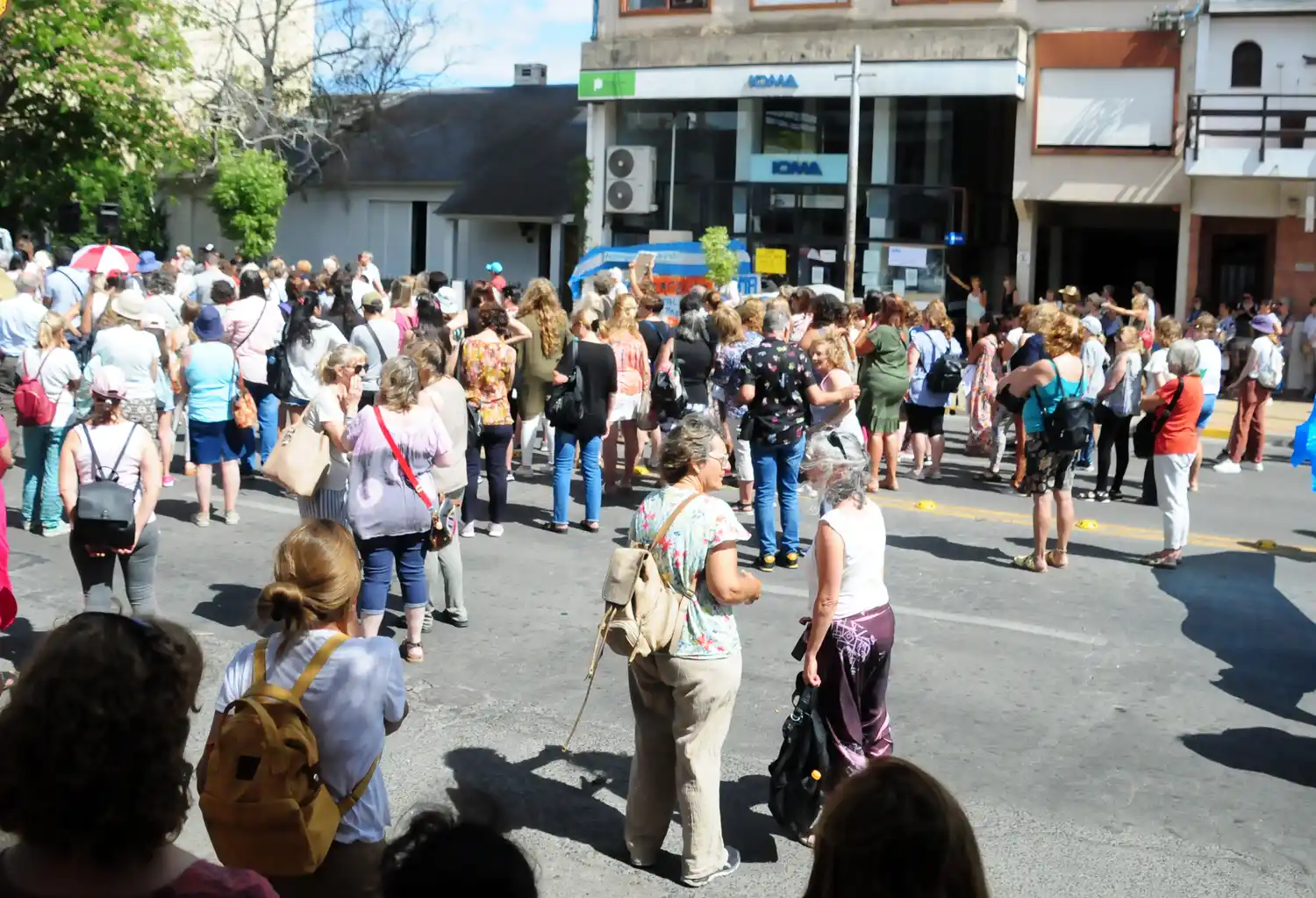 Multitudinaria protesta frente a la sede tandilense de IOMA