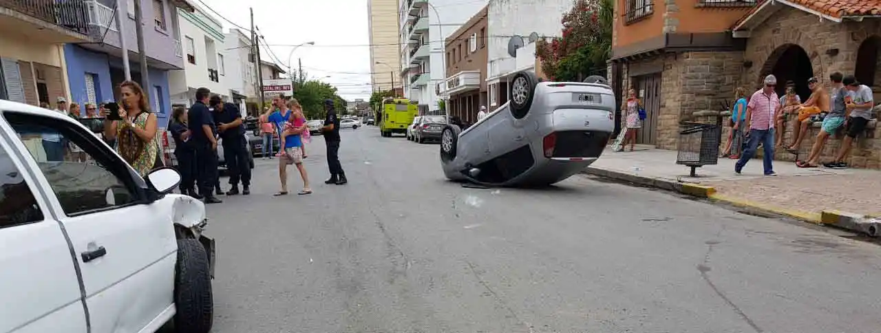 Una mujer herida tras choque y vuelco en 81 y 6