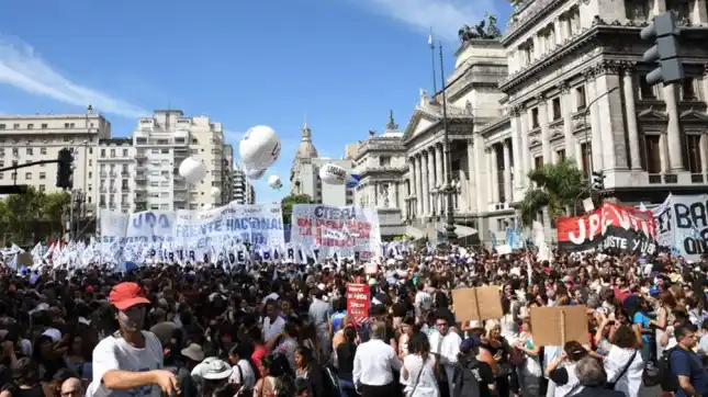 Docentes marcharon frente al Ministerio de Educación