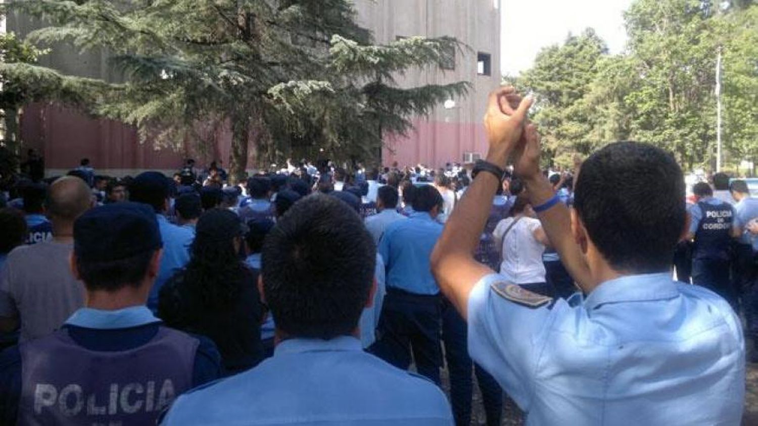 Saqueos en Córdoba: Principio de acuerdo entre la policía y De La Sota