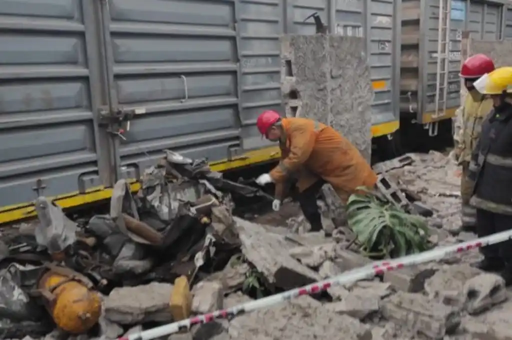 Un tren de cargas arrolló a un auto en Tucumán: murieron dos personas