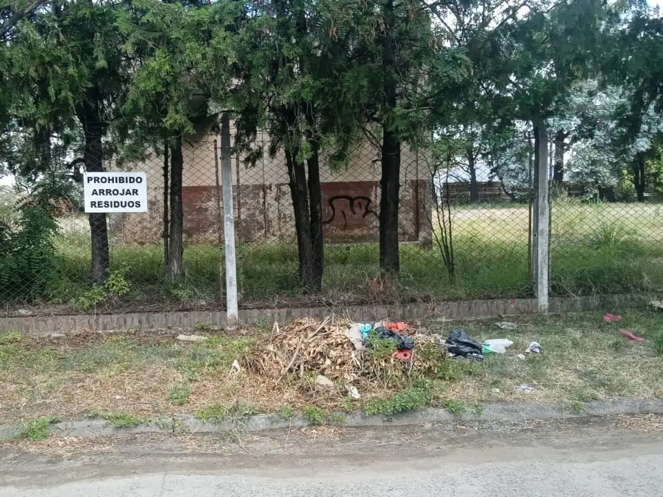 Vecinos protestan por la acumulación de residuos.