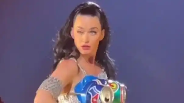 A Katy Perry se le paralizó media cara y generó preocupación entre sus fans