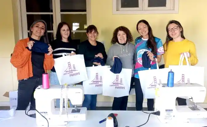 Desde dicho espacio se confeccionaron las gorras para los nadadores y nadadoras del programa municipal “Todos al Agua”.