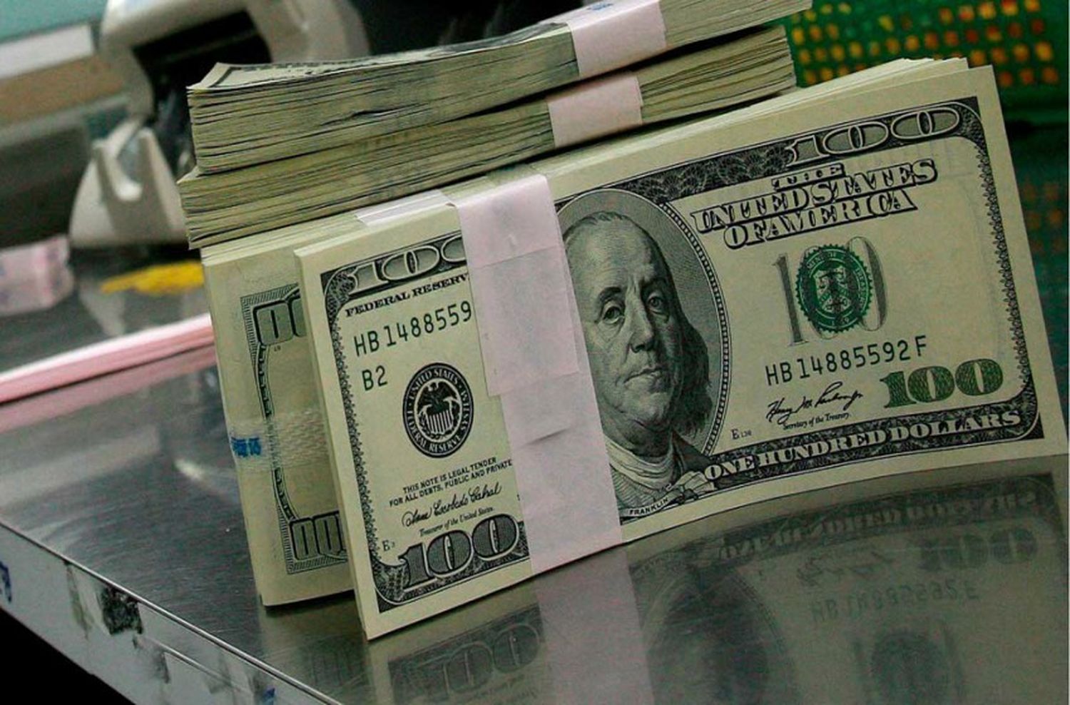 El Central sube 5 puntos la tasa y el dólar baja a $42