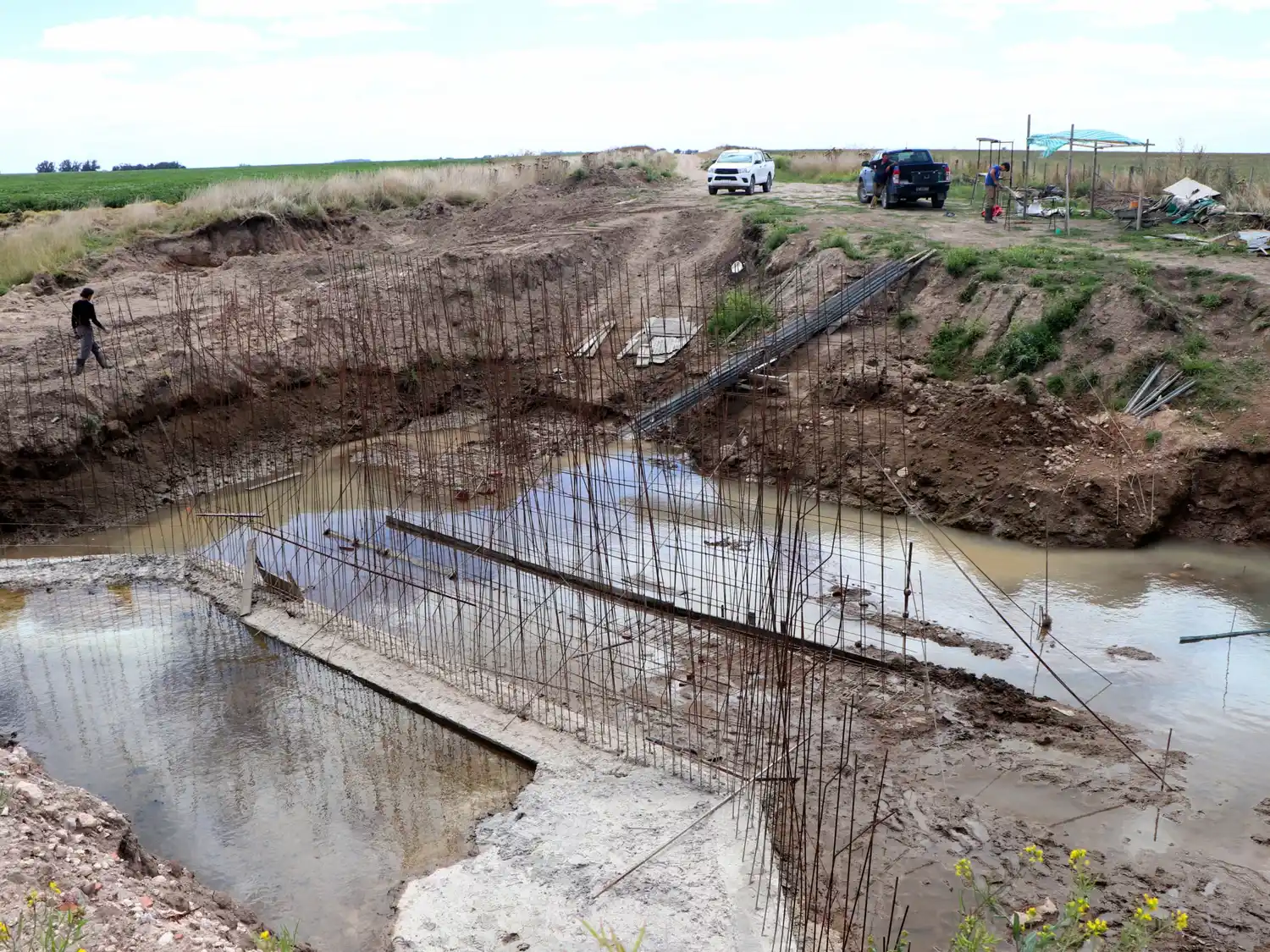 Se colocan las bases de hormigón armado y se colocaron las estructuras metálicas